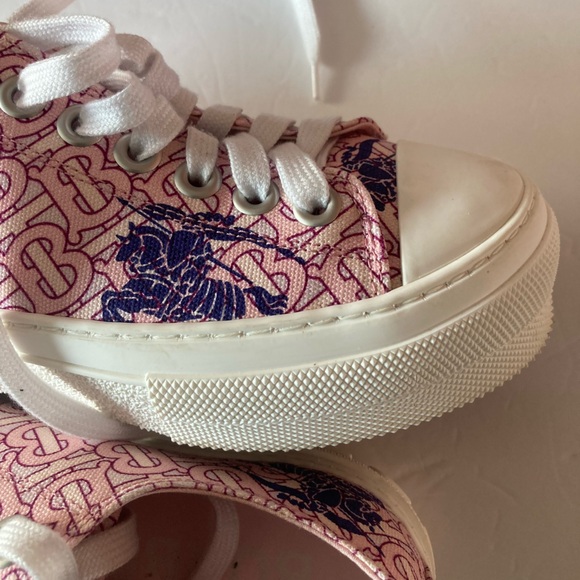 Burberry SZ 7.5 Pink Women's lace up Sneakers Equestrian Knight design - Picture 8 of 16